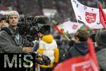 10.11.2024, Fussball 1. Bundesliga 2024/2025, 10. Spieltag, FC Augsburg - TSG 1899 Hoffenheim, in der WWK-Arena Augsburg,  TV-Kamermann mit Steadycam am Spielfeldrand.