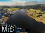 14.11.2024, Der Schwarzenberger Weiher bei Oy-Mittelberg im Allgu liegt nach dem Abzug des Nebels in herrlicher Sonne. Drohnenaufnahme.  Hinten die Autobahnbrcke der A96. Leichter Neuschnee liegt auf den noch grnen Wiesen.