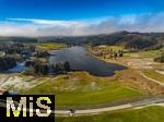 14.11.2024, Der Schwarzenberger Weiher bei Oy-Mittelberg im Allgu liegt nach dem Abzug des Nebels in herrlicher Sonne. Drohnenaufnahme.  Hinten die Autobahnbrcke der A96. Leichter Neuschnee liegt auf den noch grnen Wiesen.