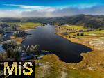 14.11.2024, Der Schwarzenberger Weiher bei Oy-Mittelberg im Allgu liegt nach dem Abzug des Nebels in herrlicher Sonne. Drohnenaufnahme.  Hinten die Autobahnbrcke der A96. Leichter Neuschnee liegt auf den noch grnen Wiesen.