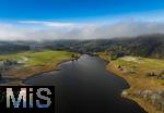 14.11.2024, Der Schwarzenberger Weiher bei Oy-Mittelberg im Allgu liegt nach dem Abzug des Nebels in herrlicher Sonne. Drohnenaufnahme.  Hinten die Autobahnbrcke der A96. Leichter Neuschnee liegt auf den noch grnen Wiesen.