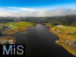 14.11.2024, Der Schwarzenberger Weiher bei Oy-Mittelberg im Allgu liegt nach dem Abzug des Nebels in herrlicher Sonne. Drohnenaufnahme.  Hinten die Autobahnbrcke der A96. Leichter Neuschnee liegt auf den noch grnen Wiesen.