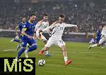 16.11.2024, Fussball UEFA Nations League 2024/25, Gruppe 3, 5.Spieltag, Deutschland - Bosnien-Herzegowina, im Europa-Park-Stadion (Freiburg) Florian Wirtz (Deutschland) setzt sich durch