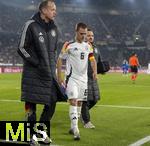 16.11.2024, Fussball UEFA Nations League 2024/25, Gruppe 3, 5.Spieltag, Deutschland - Bosnien-Herzegowina, im Europa-Park-Stadion (Freiburg), Josua Kimmich (Deutschland) muss mit Verletzung aus dem Spiel gehen, li: Teamarzt Dr. Jochen Hahne