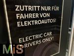 16.11.2024, Lindau im Allgu, Die E-Auto Firma Tesla aus den USA hat hier einen neuen Ladepark erffnet. An 20 modernen Schnell-Ladesulen knnen hier Teslafahrer ihren Auto-Akku aufladen. Die Wartezeit knnen sich die Autofahrer in einer Lounge der Firma bk-World in einem Raum vertreiben, mit Nintendo-Game-Controller und Bildschirm, Toiletten, Ruherume, Getrnke und Snack-Automaten und Sitzmglichkeiten etc.   Zutritt nur fr Fahrer von Elektroautos.