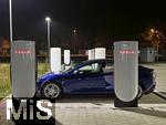 16.11.2024, Lindau im Allgu, Die E-Auto Firma Tesla aus den USA hat hier einen neuen Ladepark erffnet. An 20 modernen Schnell-Ladesulen knnen hier Teslafahrer und alle anderen E-Autofahrer ihren Auto-Akku aufladen. Supercharger Version V4.