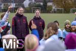 11.11.2024, Fussball, Training beim SV Helios Daglfing Mnchen, Aktion Mdchen an den Ball in Zusammenarbeit mit FC Bayern Mnchen Frauenabteilung,  Nike Hermann (li, FCB Frauen). 


