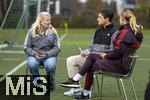 11.11.2024, Fussball, Training beim SV Helios Daglfing Mnchen, Aktion Mdchen an den Ball in Zusammenarbeit mit FC Bayern Mnchen Frauenabteilung,  Nike Hermann (re, FCB Frauen), Anna Seliger (li, Mdchen an den Ball)


