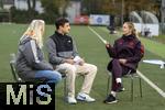 11.11.2024, Fussball, Training beim SV Helios Daglfing Mnchen, Aktion Mdchen an den Ball in Zusammenarbeit mit FC Bayern Mnchen Frauenabteilung,  Nike Hermann (re, FCB Frauen), Anna Seliger (li, Mdchen an den Ball)


