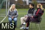 11.11.2024, Fussball, Training beim SV Helios Daglfing Mnchen, Aktion Mdchen an den Ball in Zusammenarbeit mit FC Bayern Mnchen Frauenabteilung,  Nike Hermann (re, FCB Frauen), Anna Seliger (li, Mdchen an den Ball)


