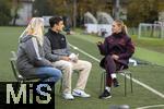 11.11.2024, Fussball, Training beim SV Helios Daglfing Mnchen, Aktion Mdchen an den Ball in Zusammenarbeit mit FC Bayern Mnchen Frauenabteilung,  Nike Hermann (re, FCB Frauen), Anna Seliger (li, Mdchen an den Ball)


