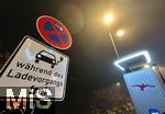 06.11.2024, Elektroauto-Ladesulen und Tankstelle im Nebel. Schild ?Absolutes Halteverbot?Elektroautos whrend des Ladevorgangs frei? bei Ladesulen von IONITY an einem Rastplatz neben der Autobahn.