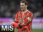 22.11.2024, Fussball 1. Bundesliga 2024/2025, 11. Spieltag,  FC Bayern Mnchen - FC Augsburg, in der Allianz-Arena Mnchen, Torwart Manuel Neuer (FC Bayern Mnchen) mit schmerzverzerrtem Gesicht, irgendwas zieht im Ellenbogen.


