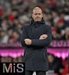 22.11.2024, Fussball 1. Bundesliga 2024/2025, 11. Spieltag,  FC Bayern Mnchen - FC Augsburg, in der Allianz-Arena Mnchen, Trainer Jess Thorup (FC Augsburg) ist unzufrieden.


