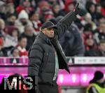 22.11.2024, Fussball 1. Bundesliga 2024/2025, 11. Spieltag,  FC Bayern Mnchen - FC Augsburg, in der Allianz-Arena Mnchen, Trainer Vincent Kompany (FC Bayern Mnchen) gestikuliert


