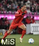 22.11.2024, Fussball 1. Bundesliga 2024/2025, 11. Spieltag,  FC Bayern Mnchen - FC Augsburg, in der Allianz-Arena Mnchen, Leroy Sane (Bayern Mnchen) am Ball.


