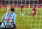 22.11.2024, Fussball 1. Bundesliga 2024/2025, 11. Spieltag,  FC Bayern Mnchen - FC Augsburg, in der Allianz-Arena Mnchen, Harry Kane (FC Bayern Mnchen) erzielt das Tor zum 1:0 per Elfmeter gegen Torwart Nediljko Labrovic (FC Augsburg) 


