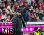 22.11.2024, Fussball 1. Bundesliga 2024/2025, 11. Spieltag,  FC Bayern Mnchen - FC Augsburg, in der Allianz-Arena Mnchen, Trainer Vincent Kompany (FC Bayern Mnchen) gibt Anweisungen.


