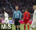 22.11.2024, Fussball 1. Bundesliga 2024/2025, 11. Spieltag,  FC Bayern Mnchen - FC Augsburg, in der Allianz-Arena Mnchen, Schiedsrichter Daniel Schlager lachend 


