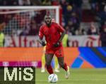 22.11.2024, Fussball 1. Bundesliga 2024/2025, 11. Spieltag,  FC Bayern Mnchen - FC Augsburg, in der Allianz-Arena Mnchen, Dayot Upamecano (FC Bayern Mnchen) am Ball 

