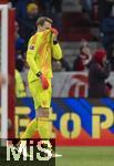 22.11.2024, Fussball 1. Bundesliga 2024/2025, 11. Spieltag,  FC Bayern Mnchen - FC Augsburg, in der Allianz-Arena Mnchen, Torwart Manuel Neuer (FC Bayern Mnchen) versteckt sich unter seinem Trikot 

