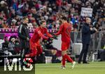 22.11.2024, Fussball 1. Bundesliga 2024/2025, 11. Spieltag,  FC Bayern Mnchen - FC Augsburg, in der Allianz-Arena Mnchen, Thomas Mller (li, FC Bayern Mnchen) kommt fr Jamal Musiala (FC Bayern Mnchen) ins Spiel

