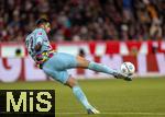 22.11.2024, Fussball 1. Bundesliga 2024/2025, 11. Spieltag,  FC Bayern Mnchen - FC Augsburg, in der Allianz-Arena Mnchen, Torwart Nediljko Labrovic (FC Augsburg) Abschlag

