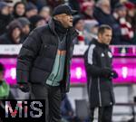 22.11.2024, Fussball 1. Bundesliga 2024/2025, 11. Spieltag,  FC Bayern Mnchen - FC Augsburg, in der Allianz-Arena Mnchen, Trainer Vincent Kompany (FC Bayern Mnchen) gibt lautstark Anweisungen.

