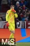 22.11.2024, Fussball 1. Bundesliga 2024/2025, 11. Spieltag,  FC Bayern Mnchen - FC Augsburg, in der Allianz-Arena Mnchen, Torwart Manuel Neuer (FC Bayern Mnchen) versteckt sich unter seinem Trikot 

