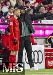 22.11.2024, Fussball 1. Bundesliga 2024/2025, 11. Spieltag,  FC Bayern Mnchen - FC Augsburg, in der Allianz-Arena Mnchen, v.li: Konrad Laimer (FC Bayern Mnchen) mit Trainer Vincent Kompany (FC Bayern Mnchen) 

