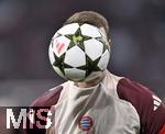 26.11.2024,  Fussball UEFA Championsleague 2024/2025: 5.Spieltag, FC Bayern Mnchen - Paris St. Germain, in der Allianz-Arena Mnchen.  Torwart Manuel Neuer (FC Bayern Mnchen) hat den Ball vor dem Gesicht.  
  

