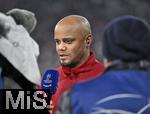 26.11.2024,  Fussball UEFA Championsleague 2024/2025: 5.Spieltag, FC Bayern Mnchen - Paris St. Germain, in der Allianz-Arena Mnchen.    Trainer Vincent Kompany (FC Bayern Mnchen) nachdenklich beim Interview.
  

