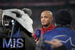 26.11.2024,  Fussball UEFA Championsleague 2024/2025: 5.Spieltag, FC Bayern Mnchen - Paris St. Germain, in der Allianz-Arena Mnchen.    Trainer Vincent Kompany (FC Bayern Mnchen) nachdenklich beim Interview.
  

