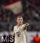 26.11.2024,  Fussball UEFA Championsleague 2024/2025: 5.Spieltag, FC Bayern Mnchen - Paris St. Germain, in der Allianz-Arena Mnchen. Joshua Kimmich (FC Bayern Mnchen) gibt Anweisungen.