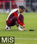 26.11.2024,  Fussball UEFA Championsleague 2024/2025: 5.Spieltag, FC Bayern Mnchen - Paris St. Germain, in der Allianz-Arena Mnchen. Leroy Sane (Bayern Mnchen) bindet beim Aufwrmen seine Schuhe.