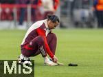 26.11.2024,  Fussball UEFA Championsleague 2024/2025: 5.Spieltag, FC Bayern Mnchen - Paris St. Germain, in der Allianz-Arena Mnchen. Leroy Sane (Bayern Mnchen) bindet beim Aufwrmen seine Schuhe.