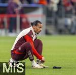 26.11.2024,  Fussball UEFA Championsleague 2024/2025: 5.Spieltag, FC Bayern Mnchen - Paris St. Germain, in der Allianz-Arena Mnchen. Leroy Sane (Bayern Mnchen) bindet beim Aufwrmen seine Schuhe.