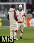 26.11.2024,  Fussball UEFA Championsleague 2024/2025: 5.Spieltag, FC Bayern Mnchen - Paris St. Germain, in der Allianz-Arena Mnchen. v.li: Jamal Musiala (FC Bayern Mnchen) und Sacha Boey (FC Bayern Mnchen) in langen Anoracks vor dem Spiel.