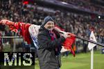 26.11.2024,  Fussball UEFA Championsleague 2024/2025: 5.Spieltag, FC Bayern Mnchen - Paris St. Germain, in der Allianz-Arena Mnchen. Fahnenschwenker kommt vergngt aufs Spielfeld vor dem Einmarsch der Mannschaften 