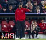 26.11.2024,  Fussball UEFA Championsleague 2024/2025: 5.Spieltag, FC Bayern Mnchen - Paris St. Germain, in der Allianz-Arena Mnchen. Trainer Vincent Kompany (FC Bayern Mnchen) gibt Anweisungen.