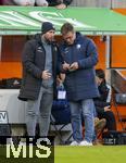 30.11.2024, Fussball 1. Bundesliga 2024/2025, 12. Spieltag, FC Augsburg - VfL Bochum, in der WWK-Arena Augsburg, re: Trainer Dieter Hecking (VfL Bochum) und der Co-Trainer im Gesprch.