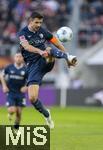 30.11.2024, Fussball 1. Bundesliga 2024/2025, 12. Spieltag, FC Augsburg - VfL Bochum, in der WWK-Arena Augsburg, Anthony Losilla (VfL Bochum) steigt zum Ball hoch.