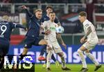 30.11.2024, Fussball 1. Bundesliga 2024/2025, 12. Spieltag, FC Augsburg - VfL Bochum, in der WWK-Arena Augsburg, Jeffrey Gouweleeuw (mitte, FC Augsburg) am Ball 