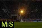 30.11.2024, Fussball 1. Bundesliga 2024/2025, 12. Spieltag, FC Augsburg - VfL Bochum, in der WWK-Arena Augsburg,  Ein Lichtstrahl der untergehenden Abend-Sonne findet seinen Weg durch ein Zugangstor an der Tribne und sorgt fr einen kurzen Lichtblick.