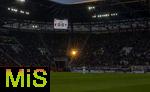 30.11.2024, Fussball 1. Bundesliga 2024/2025, 12. Spieltag, FC Augsburg - VfL Bochum, in der WWK-Arena Augsburg,  Ein Lichtstrahl der untergehenden Abend-Sonne findet seinen Weg durch ein Zugangstor an der Tribne und sorgt fr einen kurzen Lichtblick.