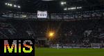 30.11.2024, Fussball 1. Bundesliga 2024/2025, 12. Spieltag, FC Augsburg - VfL Bochum, in der WWK-Arena Augsburg,  Ein Lichtstrahl der untergehenden Abend-Sonne findet seinen Weg durch ein Zugangstor an der Tribne und sorgt fr einen kurzen Lichtblick.