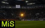 30.11.2024, Fussball 1. Bundesliga 2024/2025, 12. Spieltag, FC Augsburg - VfL Bochum, in der WWK-Arena Augsburg,  Ein Lichtstrahl der untergehenden Abend-Sonne findet seinen Weg durch ein Zugangstor an der Tribne und sorgt fr einen kurzen Lichtblick.