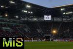 30.11.2024, Fussball 1. Bundesliga 2024/2025, 12. Spieltag, FC Augsburg - VfL Bochum, in der WWK-Arena Augsburg,  Ein Lichtstrahl der untergehenden Abend-Sonne findet seinen Weg durch ein Zugangstor an der Tribne und sorgt fr einen kurzen Lichtblick.