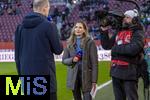 30.11.2024, Fussball 1. Bundesliga 2024/2025, 12. Spieltag, FC Augsburg - VfL Bochum, in der WWK-Arena Augsburg, Viola Weiss (mitte, Sky-Sport Moderatorin) beim Interview mit Trainer Jess Thorup (FC Augsburg) 