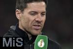 30.11.2024, Fussball 1. Bundesliga 2024/2025, 12. Spieltag, FC Augsburg - VfL Bochum, in der WWK-Arena Augsburg, Trainer Xabi Alonso (Leverkusen) mit DFB Pokal Mikrofon
     

